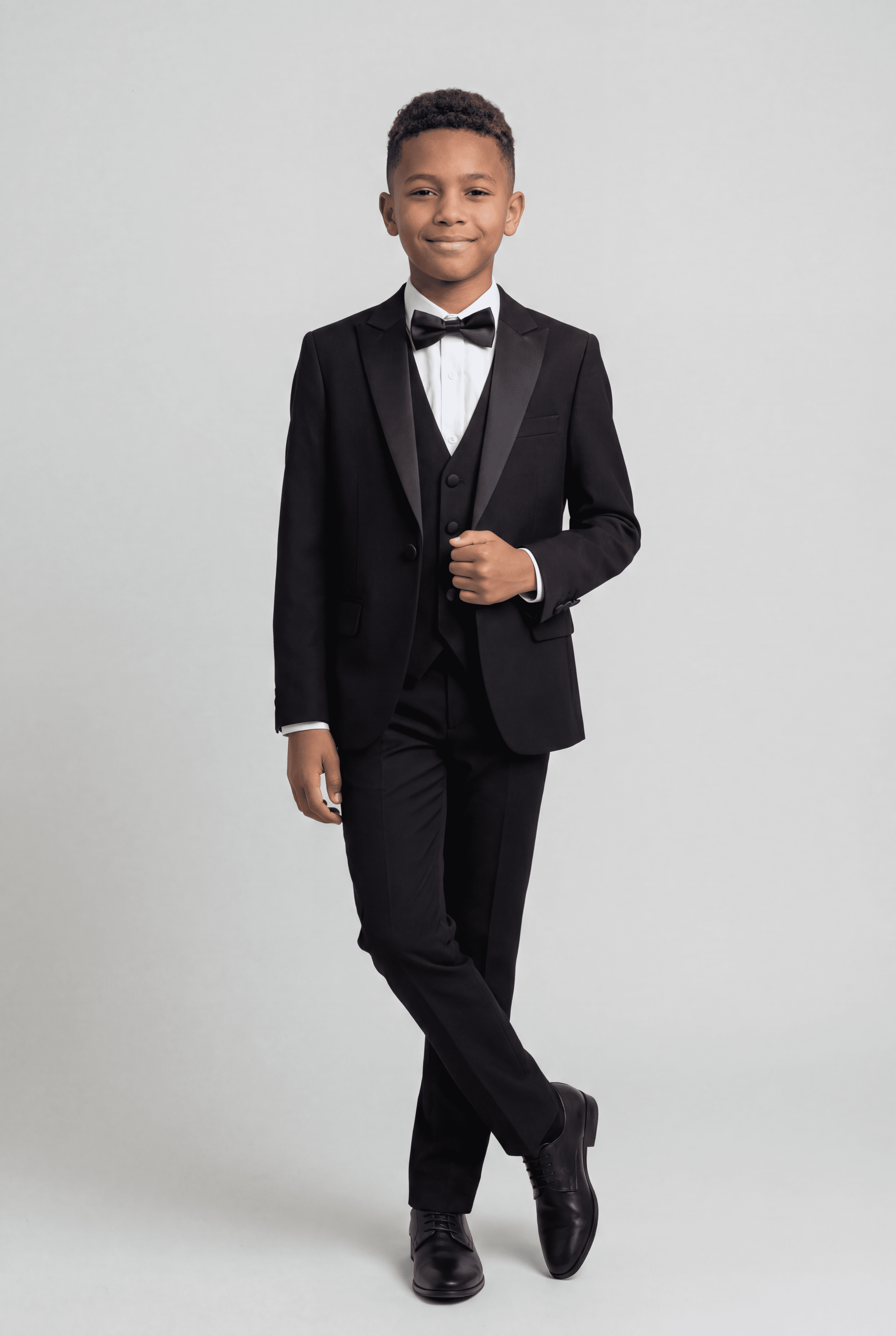 Traje de esmoquin negro para niños con camisa de puños y gemelos