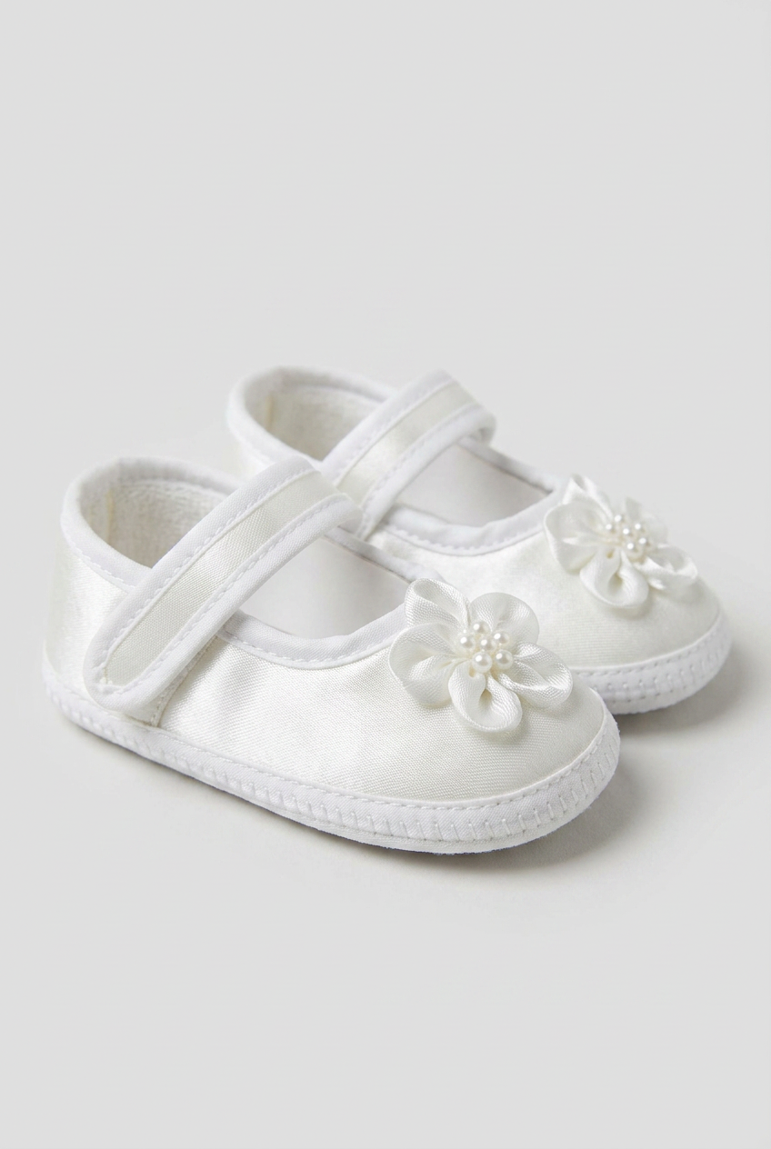 Scarpine per carrozzina in raso con fiore per bambina - Bianco