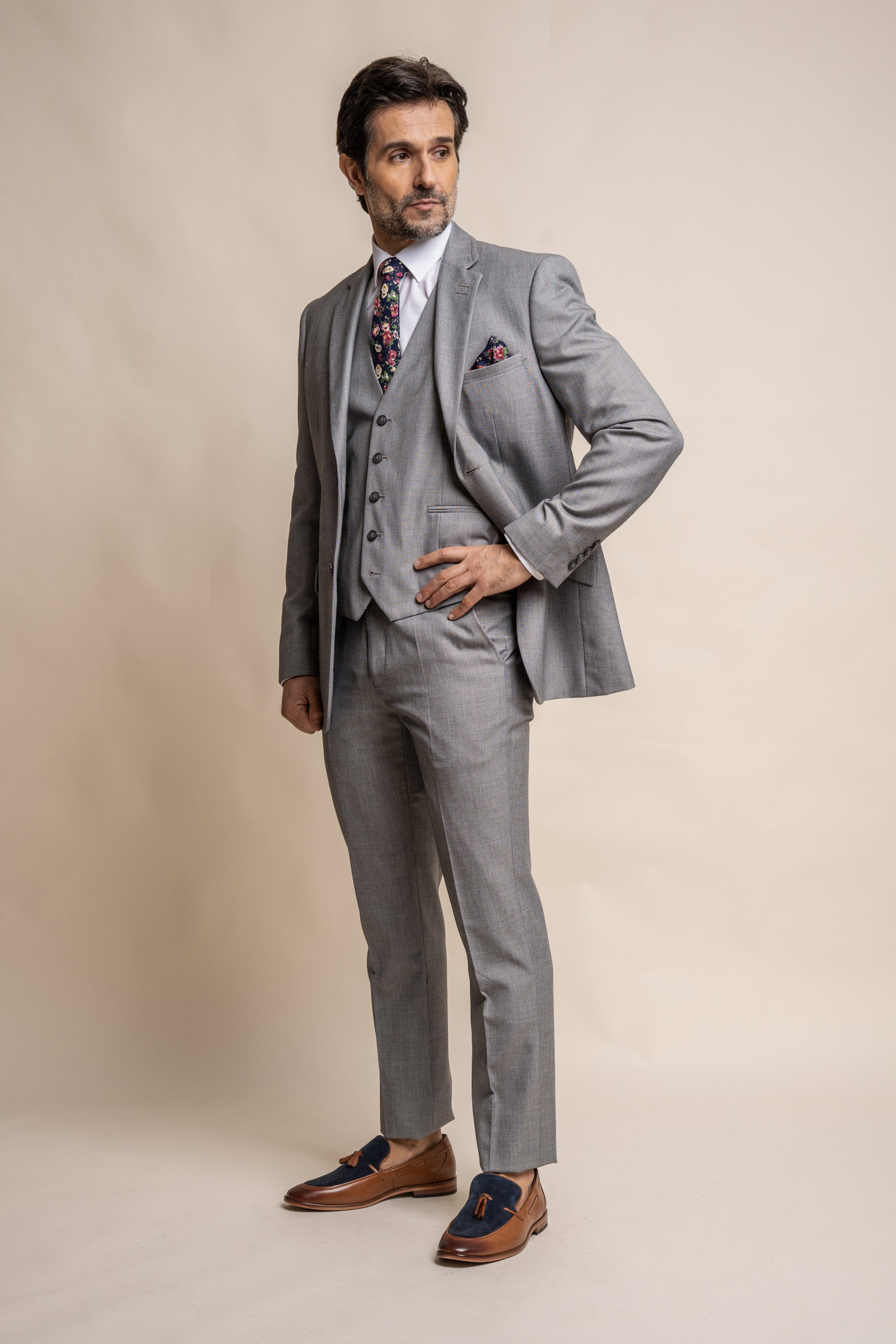 Men's Slim Fit Suit - REEGAN - Light Grey Model Side Picture