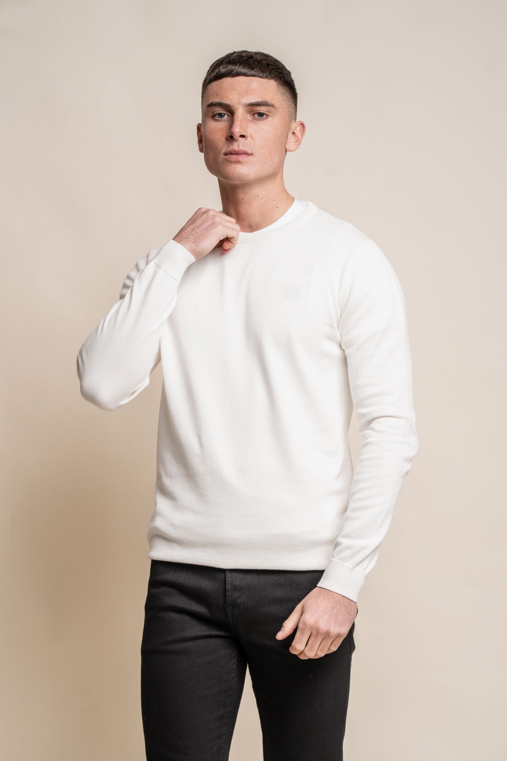 Pull en coton ajusté à col rond pour hommes - Ecru